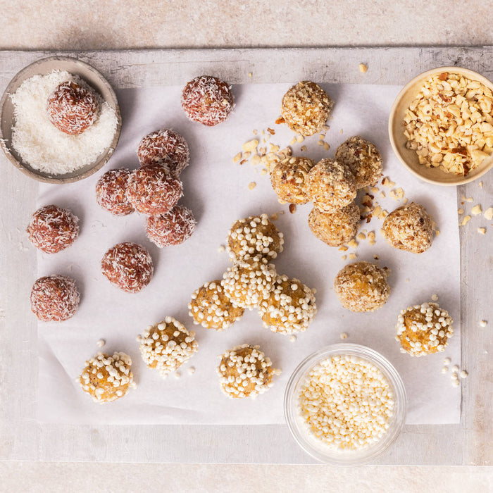 Energy Bliss Balls mit Cashewmus, Datteln und Kokosflocken