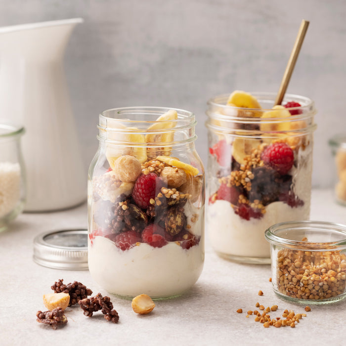 Powerglas mit Cashewmus, Buchweizen, Macadamianüssen und Himbeeren